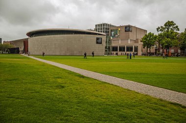 Amsterdam'daki Van Gogh Müzesi'nin önündeki Müze Meydanı