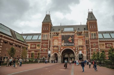 Amsterdam Rijksmuseum önünde bisikletçiler ve yayalar