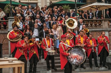 Amsterdam'da şenlikte çalan heyecanlı müzik grubunun yakın çekimi