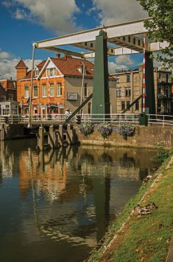 Weesp'te kanal su yüzeyine yansıyan evler ve baskül köprüsü