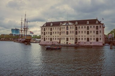 Amsterdam'daki Ulusal Denizcilik Müzesi'nin yanında demirlemiş yelkenli