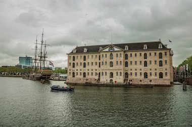 Amsterdam'daki Ulusal Denizcilik Müzesi'nin yanında demirlemiş yelkenli