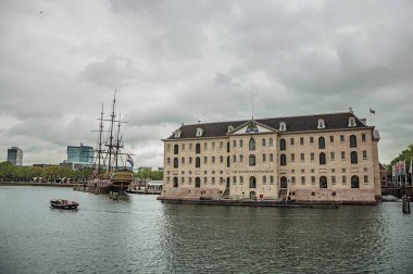 Amsterdam'daki Ulusal Denizcilik Müzesi'nin yanında demirlemiş yelkenli