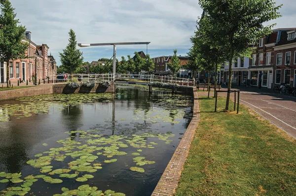 Canal with brick houses and bascule bridge in Weesp — Stock Photo, Image