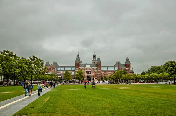 Museum Square in front of the Rijksmuseum in Amsterdam — Stock Photo, Image