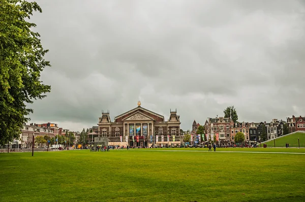 Praça do Museu em frente ao Concertgebouw em Amsterdã — Fotografia de Stock