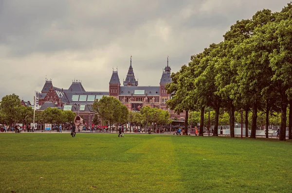 Praça do Museu em frente ao Rijksmuseum em Amsterdã — Fotografia de Stock