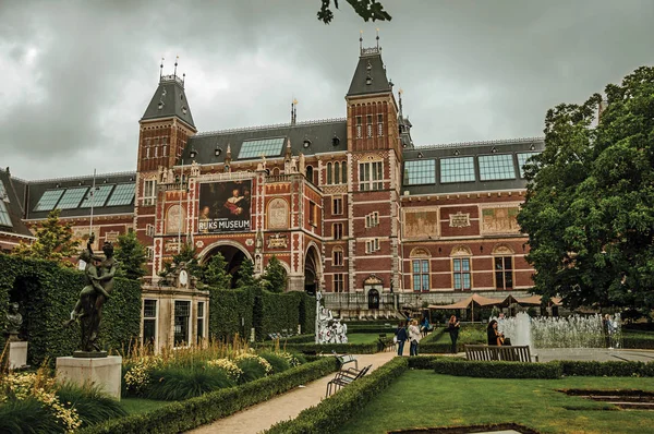 Fachada de jardín y Rijksmuseum con gente en Amsterdam — Foto de Stock