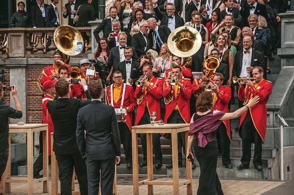 Primer plano de la banda musical emocionada tocando en la festividad en Amsterdam — Foto de Stock