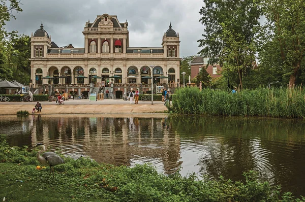 Lago con árboles, construcción y cielo nublado en el parque de Ámsterdam — Foto de Stock