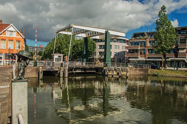 Weesp'te su yüzeyine yansıyan evler ve baskül köprüsü — Stok fotoğraf