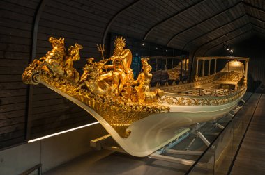 Amsterdam'da tekne prow süsleyen altın heykeller