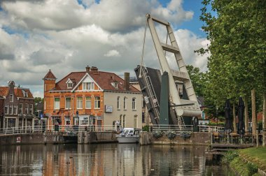 Weesp'te kanalda baskül köprüsünün yanından geçen tekne