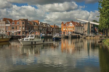 Weesp'te baskül köprüsünden geçtikten sonra tekneler kanala indirildi