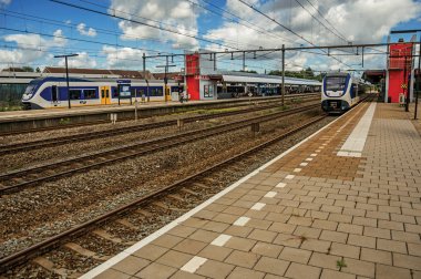 Weesp'te lokomotifler tren istasyonu platformunda ve raylarda durur