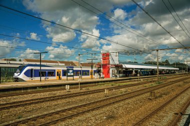 Weesp tren istasyonu platformu ve raylar üzerinde Lokomotif durağı