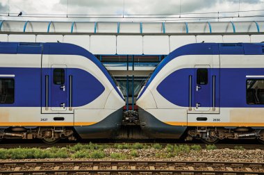Weesp tren istasyonunda yüz yüze duran iki lokomotif