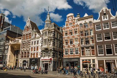 Amsterdam'da insanlarla ve tipik binalarla dolu sokak