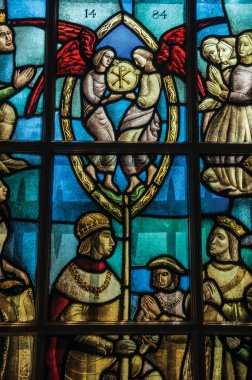 Amsterdam gotik şapel içinde renkli vitray pencere