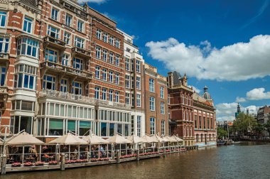 Amsterdam'da restoran tuğla bina ve insanlar ile Kanal