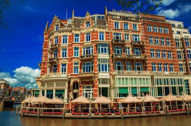 Amsterdam'da restoran tuğla bina ve insanlar ile Kanal