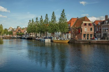 Weesp tuğla evler ve demirli tekneler ile Kanal