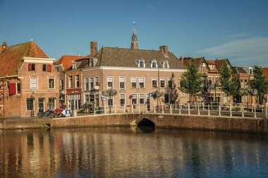 Weesp gün batımında kanal ve tuğla evler üzerinde Köprü