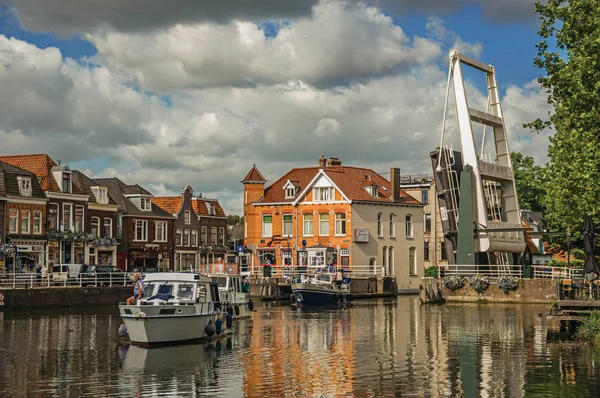 Boats passing by bascule bridge raised on canal in Weesp — Stock Photo, Image