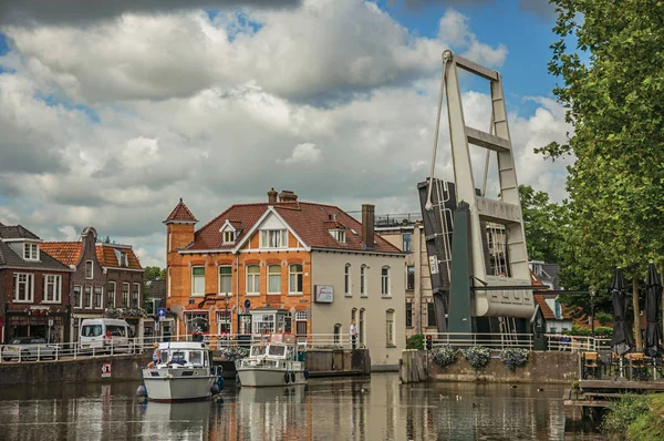 Boats passing by bascule bridge raised on canal in Weesp — Stock Photo, Image