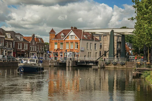 Boat after passing by bascule bridge lowered on canal in Weesp — Stock Photo, Image