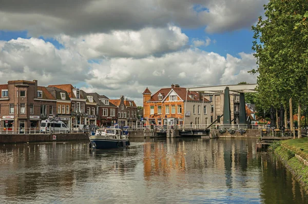 Boat after passing by bascule bridge lowered on canal in Weesp — Stock Photo, Image