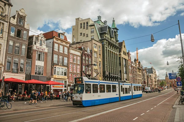 Δρόμος με τραμ, κτίρια και πολλούς ανθρώπους στο Άμστερνταμ — Φωτογραφία Αρχείου