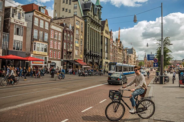 Δρόμος με τραμ, κτίρια και πολλούς ανθρώπους στο Άμστερνταμ — Φωτογραφία Αρχείου