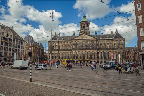 Πλατεία και άνθρωποι μπροστά από το Βασιλικό Ανάκτορο του Άμστερνταμ — Φωτογραφία Αρχείου