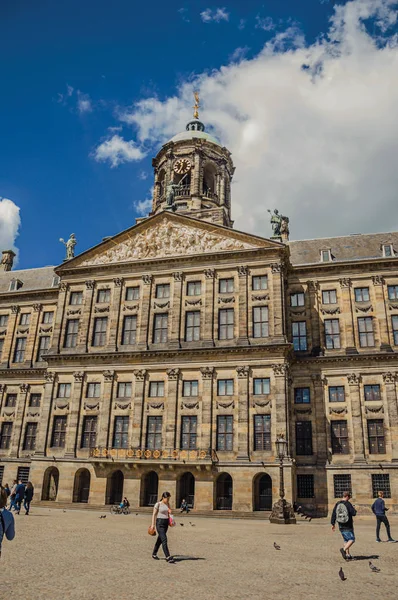 Plaza y gente frente al Palacio Real de Ámsterdam — Foto de Stock