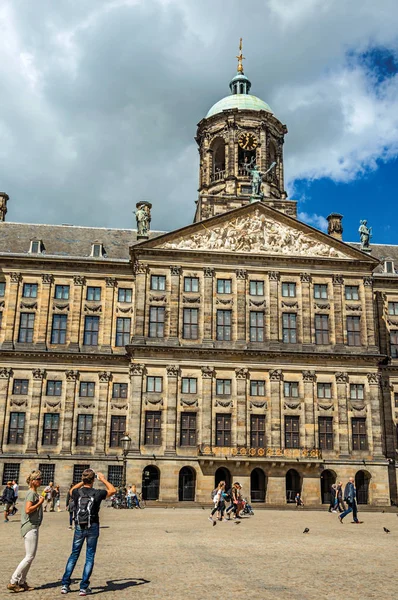 Plaza y gente frente al Palacio Real de Ámsterdam — Foto de Stock