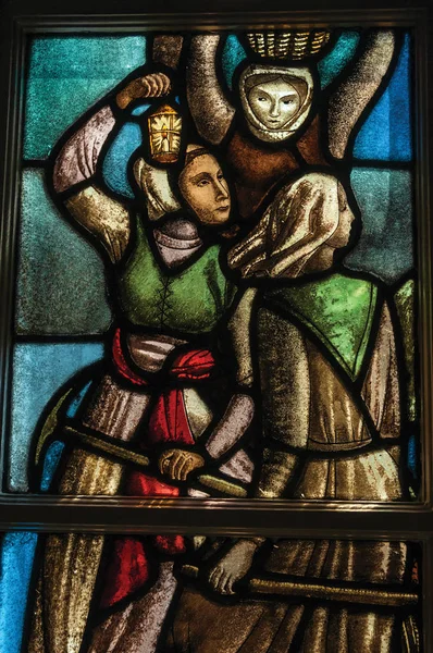 Janela de vidro colorido dentro da capela gótica em Amsterdã — Fotografia de Stock
