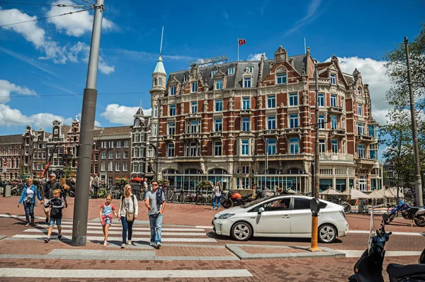 Ulice s typickými cihlovými budovami a cyklisty v Amsterdamu — Stock fotografie