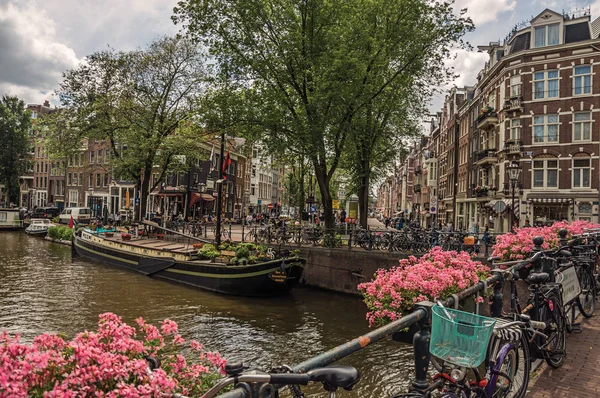 Jalan dengan bangunan bata tua dan pengendara sepeda di Amsterdam — Stok Foto