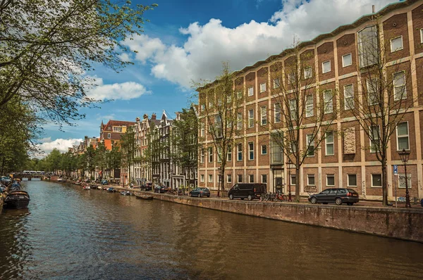 运河与古老的砖建筑和船在阿姆斯特丹 — 图库照片