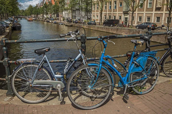 Γέφυρα στο κανάλι με ποδήλατα και παλιά κτήρια στο Άμστερνταμ — Φωτογραφία Αρχείου