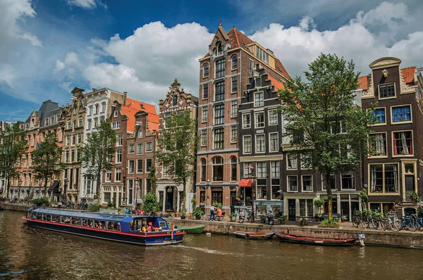 Amsterdam'da eski tuğla binalar ve demirli tekneler ile Kanal — Stok fotoğraf
