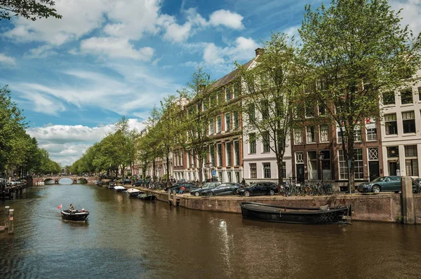 运河与古老的砖建筑和船在阿姆斯特丹 — 图库照片