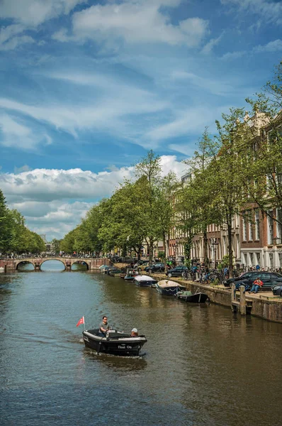Kanaal met oude bakstenen gebouwen en boten in Amsterdam — Stockfoto