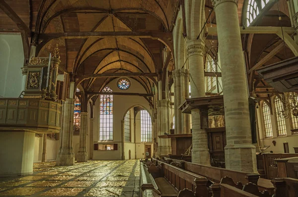 Wewnętrzny widok gotyckiego kościoła z ingerencją artystyczną — Zdjęcie stockowe