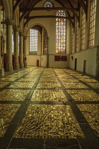 예술적 간섭을 가진 고딕 양식의 교회 내부 보기 — 스톡 사진