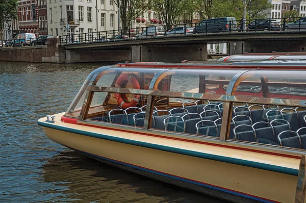 Touristenboote und Brücke auf breitem Kanal in Amsterdam — Stockfoto