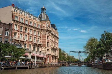 Amsterdam'da tuğla bina ve baskül köprü ile Kanal