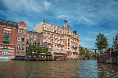 Amsterdam'da tuğla bina ve baskül köprü ile Kanal