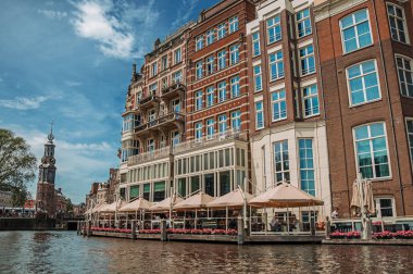 Amsterdam'da tuğla bina ve restoran ile Kanal